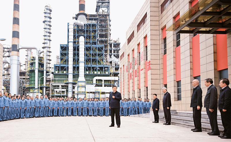 2023年10月10日至13日，中共中央总书记、国家主席、中央军委主席习近平在江西考察。这是10日下午，习近平在中国石化九江分公司考察时，同企业员工亲切交流。 新华社记者 谢环驰/摄